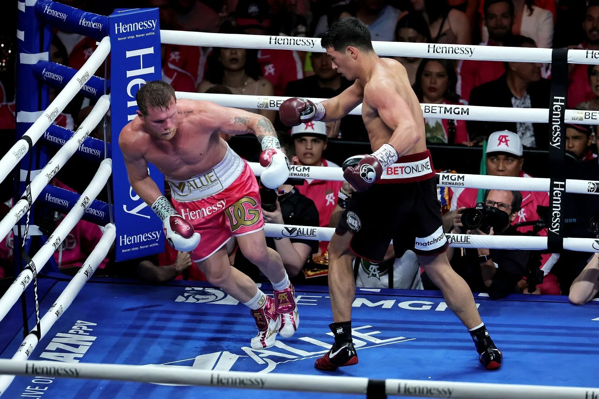 Бокс бивол альварес  канело. Канело бивол полный. Canelo bivol бой. Saul alvarez dmitrii bovol. Бивол альварес победа.