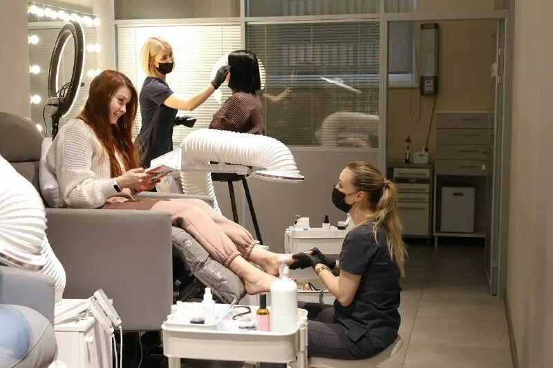 Парикмахерская коммунарка липовый парк. Бейсик бьюти в коммунарке. Салон красоты правда в коммунарке. Студия красоты beauty life краснодар. Мария григорьева бейсик бьюти в коммунарке фото.