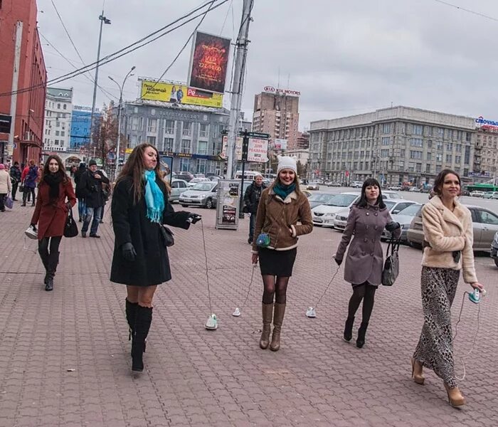 Люди на улице. Люди на улице города. Люди на улицах Москвы. Новосибирские девушки.