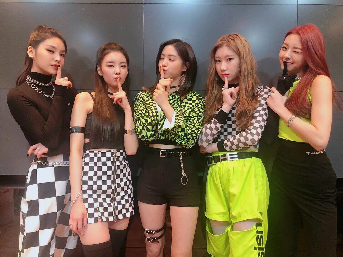 Все участницы итзи. Itzy корейская группа. kpop группа itzy. группа itzy участницы. реджун itzy.
