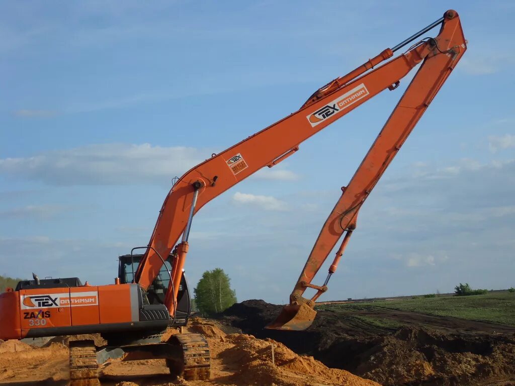 Удлиненный экскаватор. Хитачи zx330. Hitachi zx330 long reach. Гусеничный экскаватор Hitachi ZX 330. Хитачи 330 с длинной стрелой.