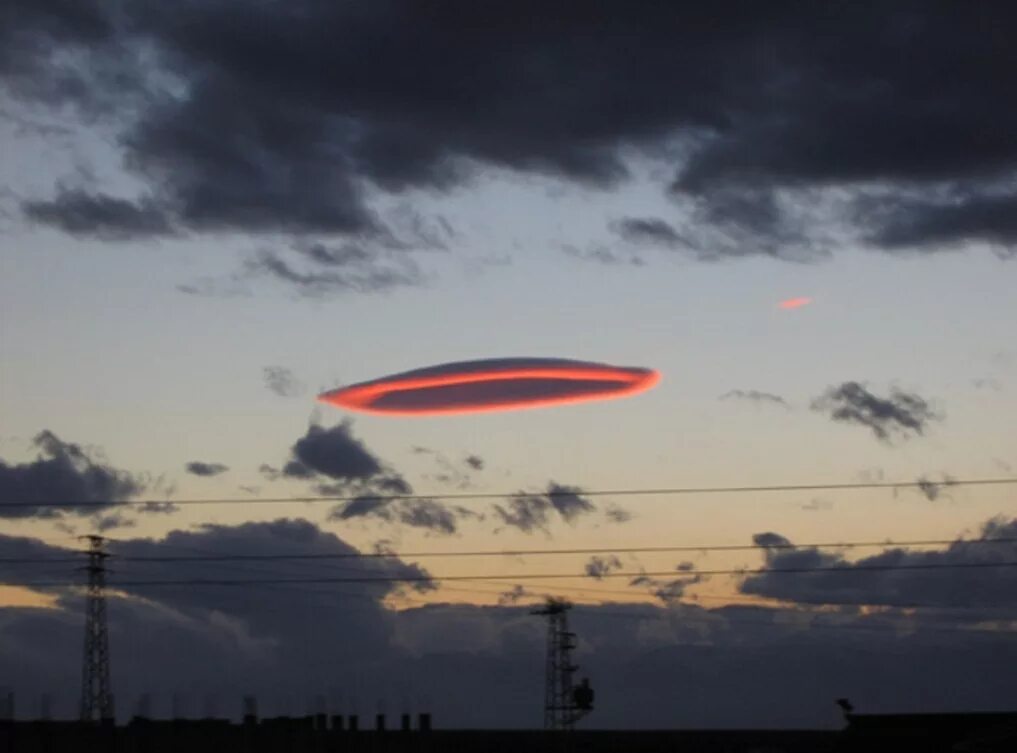 Летающие тарелки в облаках. Нло в виде облака. Нло облако. Нло в облаках. Нло облако.