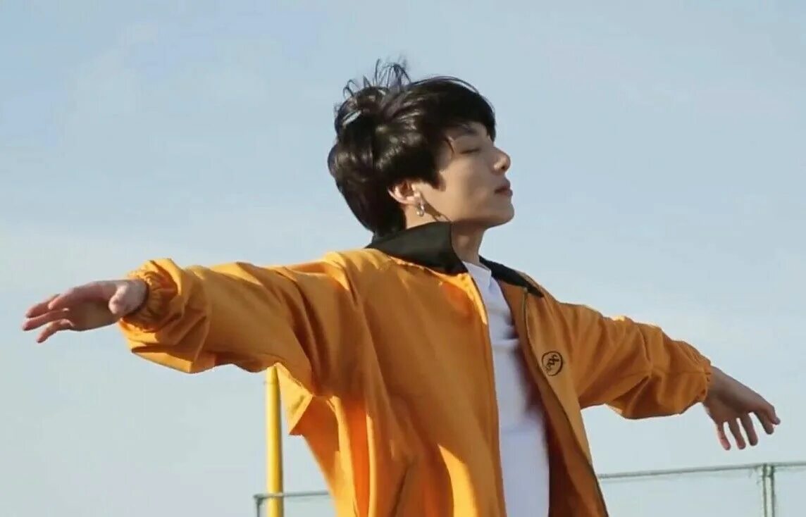 Чонгук euphoria. Чон чонгук euphoria. чонгук эйфория. bts эйфория. чонгук юфория.