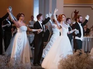 Кадетский бал 2022 москва гостиный двор. Благотворительный бал. Бал во дворце. Как назывался благотворительный бал в оренбурге. Благотворительный бал.