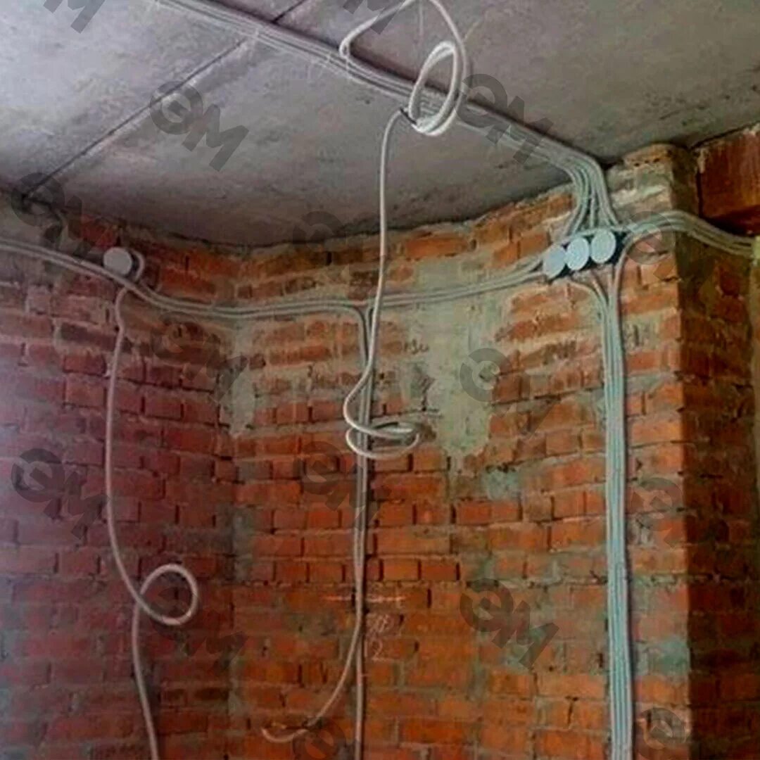 Разводка электрики в квартире. Фото качественной разводки электрики. Электромонтаж в квартире. Прокладка электропроводки по стенам. Раскидка электрики в квартире.