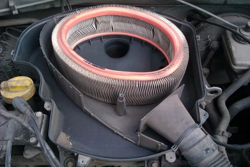 Поменять фильтр воздушный на логан. Фильтр воздушный renault logan. Поменять фильтр воздушный на логан. 4. Воздушный фильтр рено логан 1.