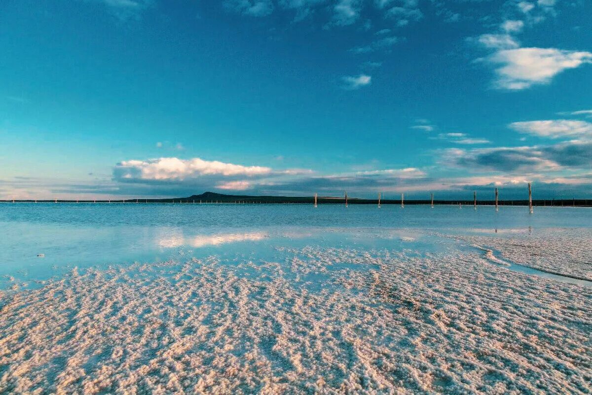 Озера имеющие соленую воду. Баскунчак соленое озеро. Солёное озеро в Астраханской области Баскунчак. Ахтубинск соленое озеро. Озеро Баскунчак Ахтубинский район, Астраханская область.