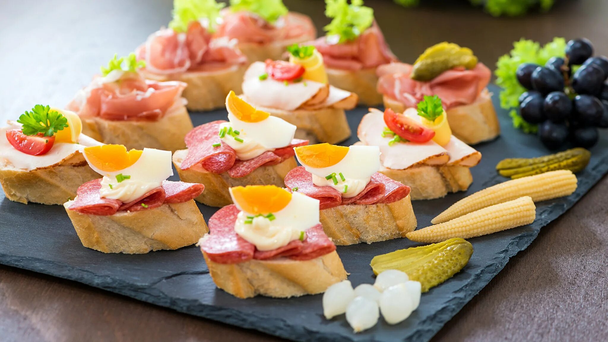 Гренки с сыром. Хлебные закуски. Гренки с чесноком и сыром. Бутерброды с черной икрой. Бутерброды с черри.