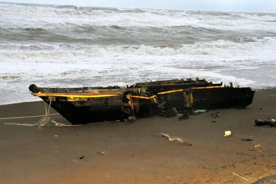 Разбившаяся лодка. Сломанная лодка. Разбитые лодки. Разбитая лодка на берегу. Северокорейские корабли призраки.