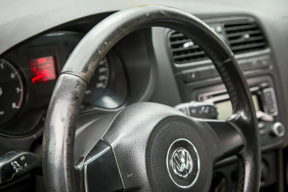 Потертый кожаный руль. Место где руль. Руль toyota wish. Thrustmaster ferrari f430. Logitech g923 коробка.