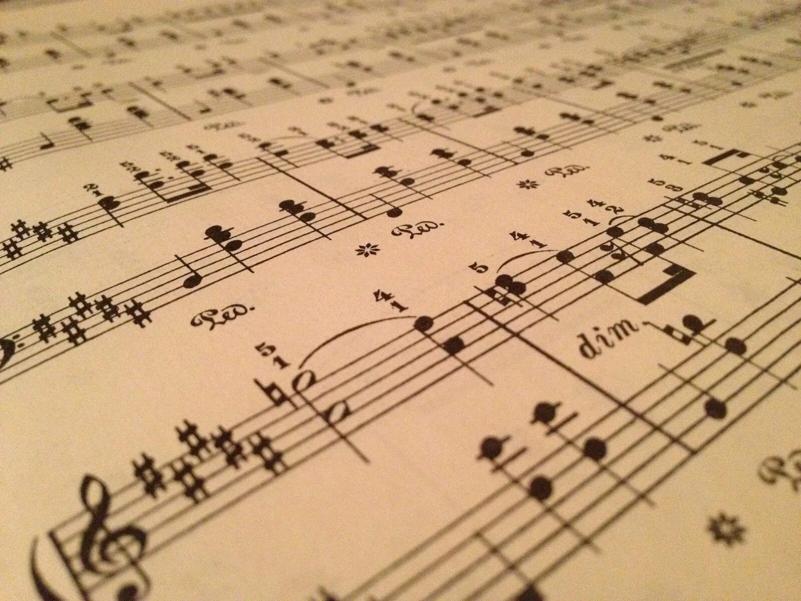 Песня коричневая. Ноты на бумаге. Песня коричневая. Ноты фон. Ноты фон.