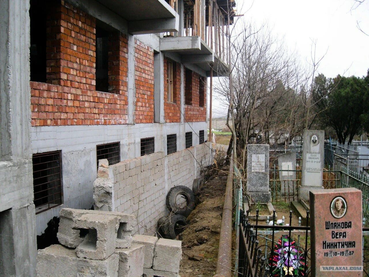 Дома на старых кладбищах. Дом у кладбища. дом рядом с кладбищем. кладбище рядом с жилыми домами. жилой дом возле кладбища.