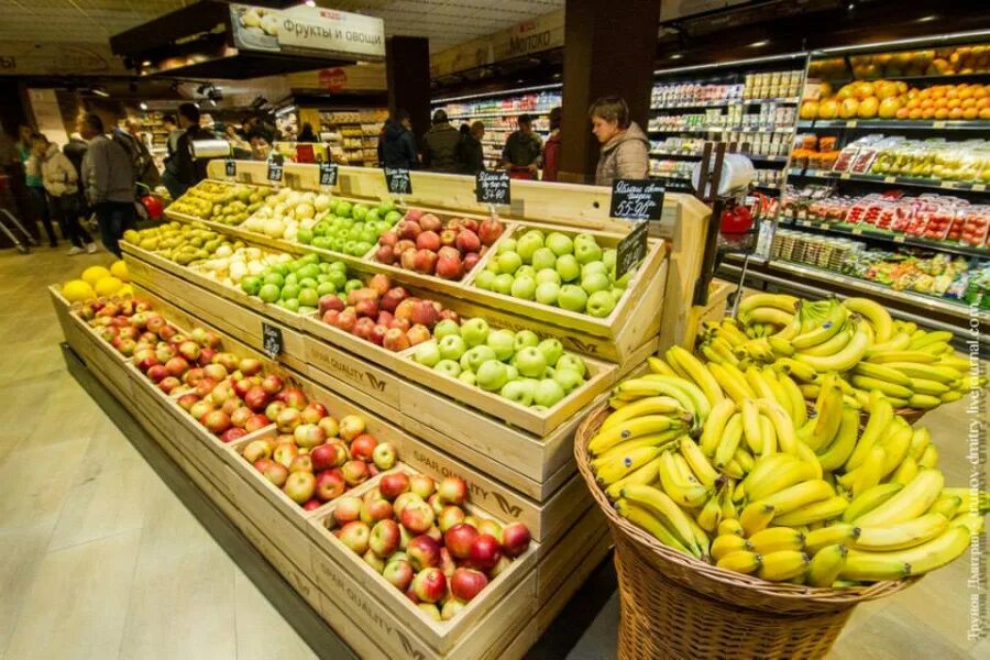 выкладка овощей и фруктов в магазине. прилавок с овощами и фруктами. выкладка фруктов. красивая выкладка овощей и фруктов. фрукты на прилавках магазинов.