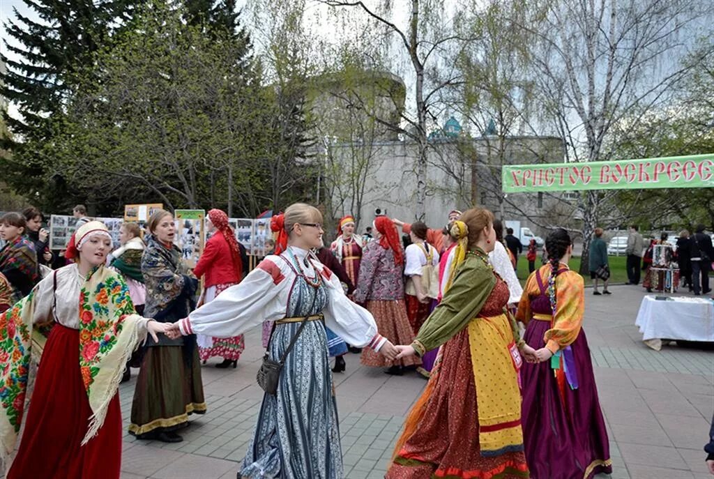 Гулянья на красную горку. С красной горкой. Праздник божественный красная горка. Крас горка праздник. Сегодня красная горка