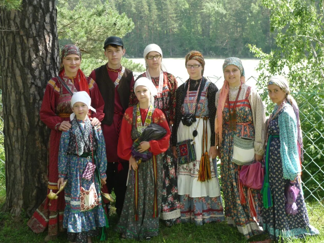 Погода карамышево алтайский край змеиногорский. Фольклорный ансамбль Алтай. Ансамбль Былина. Алтайский детский фольклор\. Образцовой фольклорный детский коллектив Алтая.