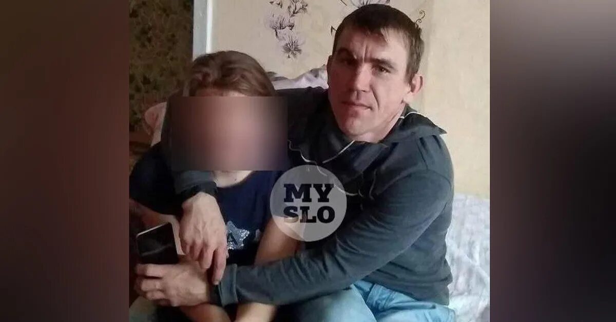 Отчим пялит мамку и дочь по очереди, а потом вместе