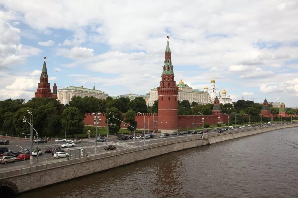 Реки около кремля. Большой каменный мост москва реки. смотровая площадка на большом каменном мосту. москва кремль москва река. вид на кремль с москва реки.