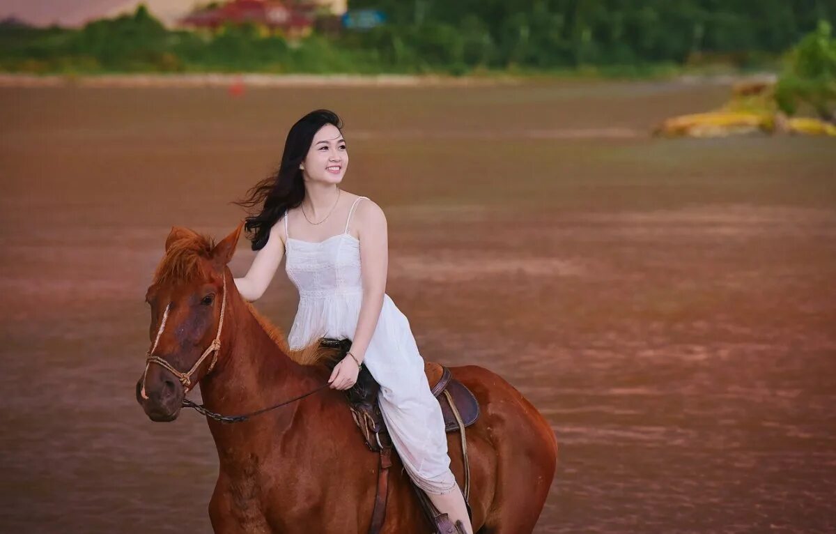 Девушка на коне. Девушка с лошадью. Девушка на коне верхом. Азиатка на лошади.
