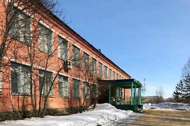 Чья школа. Школьница с линейкой в руках. Изюминка на линейке 11 кла. Международная школа "tumo" в москве. Школа 3 апшеронск чьё имя носит школа.