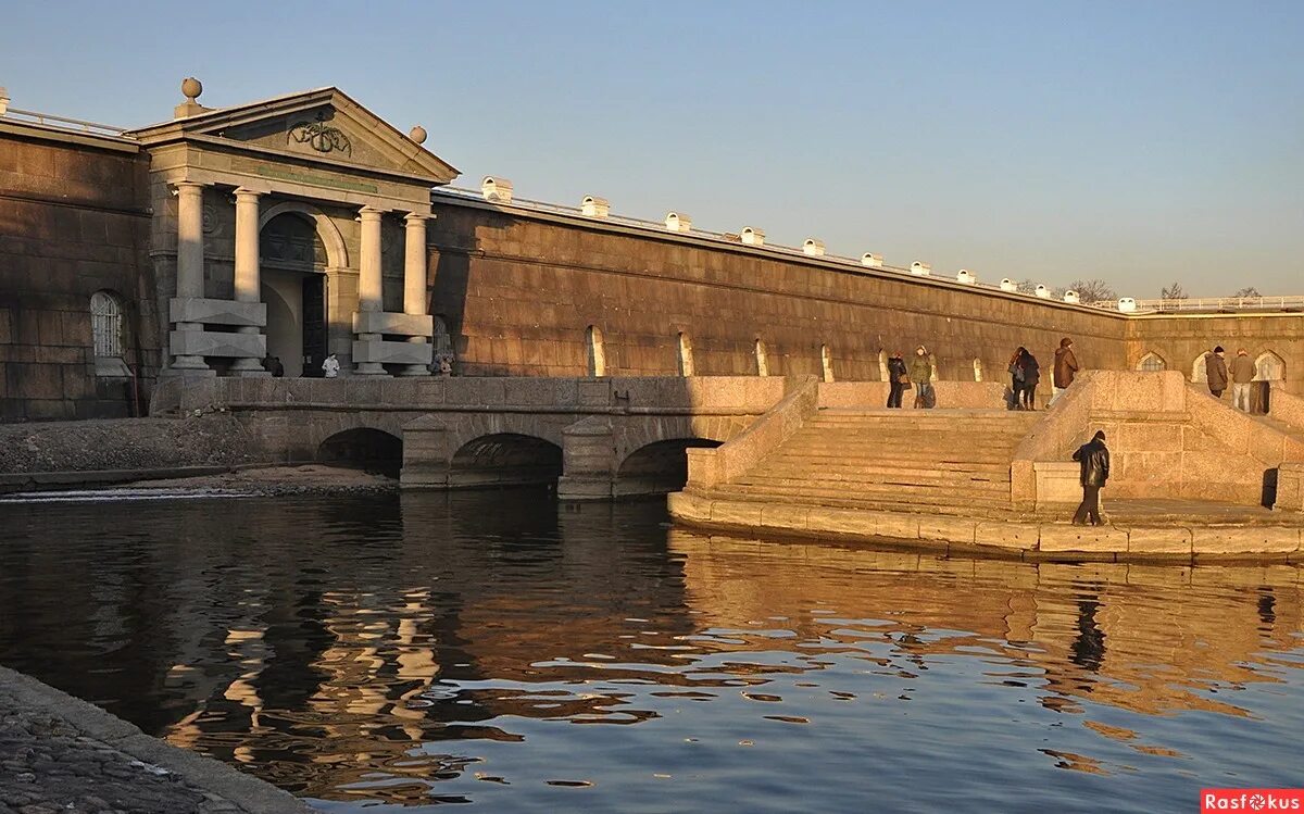 Комендантская крепость. Невские ворота Петропавловской крепости. Комендантская Пристань и Невские ворота. Комендантская Пристань Петропавловской крепости. Невские ворота Комендантской Пристани в Петропавловской крепости.