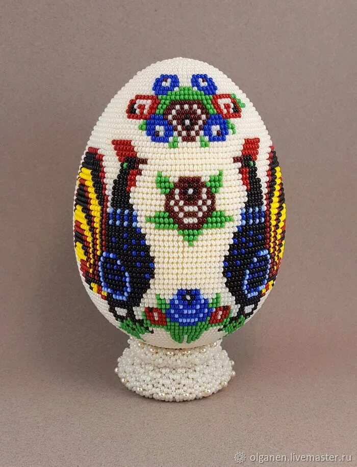 Яйцо оплетенное бисером. Оплетение яиц бисером. Оплетение яйца бисером сеточкой. Украшение пасхальных яиц бисером. Оплетение пасхальных яиц.