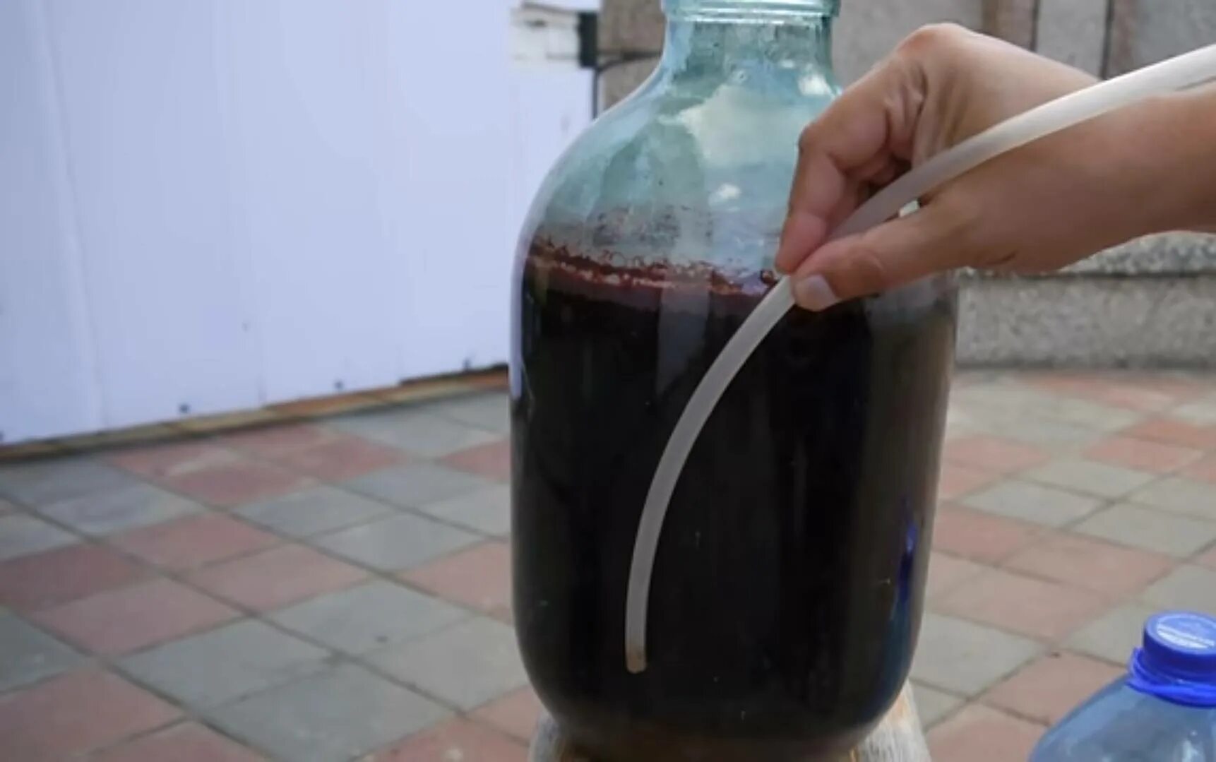 Снятие вина с осадка. Как снять вино с осадка. Снятие дрожжевого осадка вина. Слить вино с осадка. Фильтрация осадков вина.