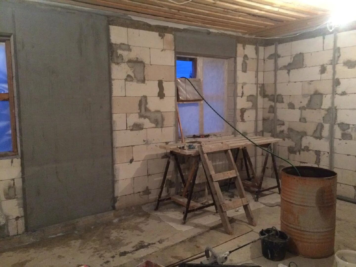 Чем обшить пеноблок внутри дома стены. Чем обшить пеноблок внутри дома стены. Внутренняя отделка пеноблока. Внутренняя отделка пеноблока. Отделка газобетона внутри.