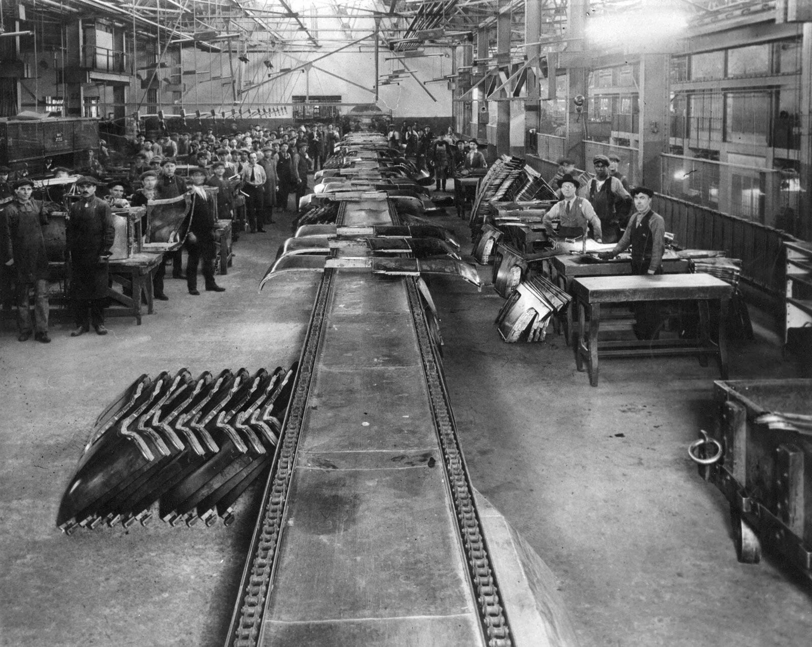 Завод начал. Завод Генри Форда 1917. Генри Форд конвейерное производство. Первая конвейерная линия Генри Форда. Генри Форд завод 1903.