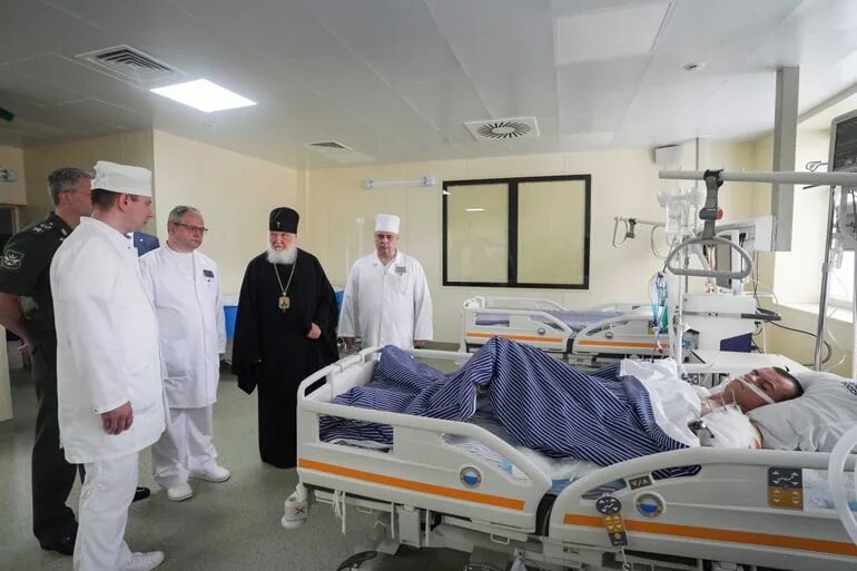 Владимир пустарнаков художник. Раненые бойцы в госпитале вишневского. Беллефонт. Госпиталь вишневского лики святых на дверях. Владимир павлович пустарнаков картины.