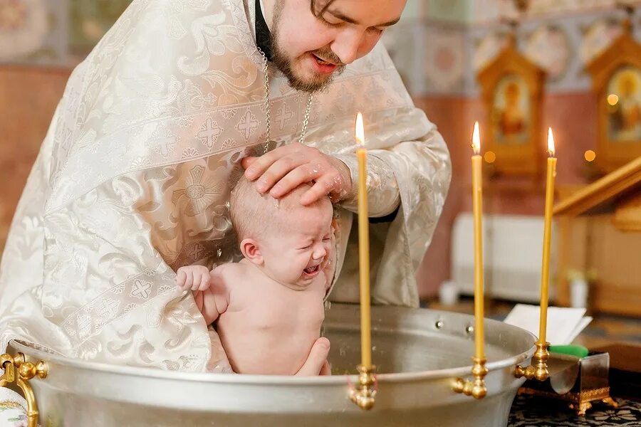 Крещение ребенка. Крещение в церкви. Таинство крещения в церкви. Крещение в храме.