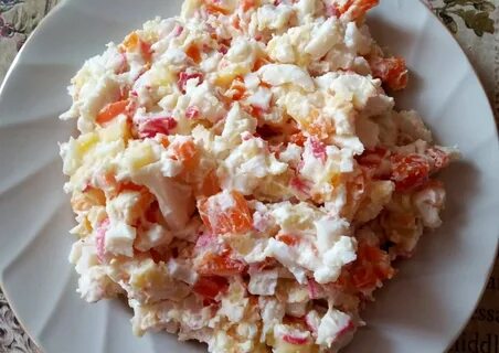 Простой салат с крабовыми палочками и яйцами