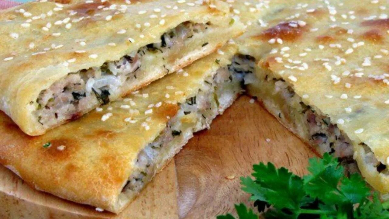 Какое тесто для пирога с мясом. Наливной пирог с мясом. пирог с мясом на кефире в духовке. мясной пирог на кефире. мясной пирог на кефире с фаршем.