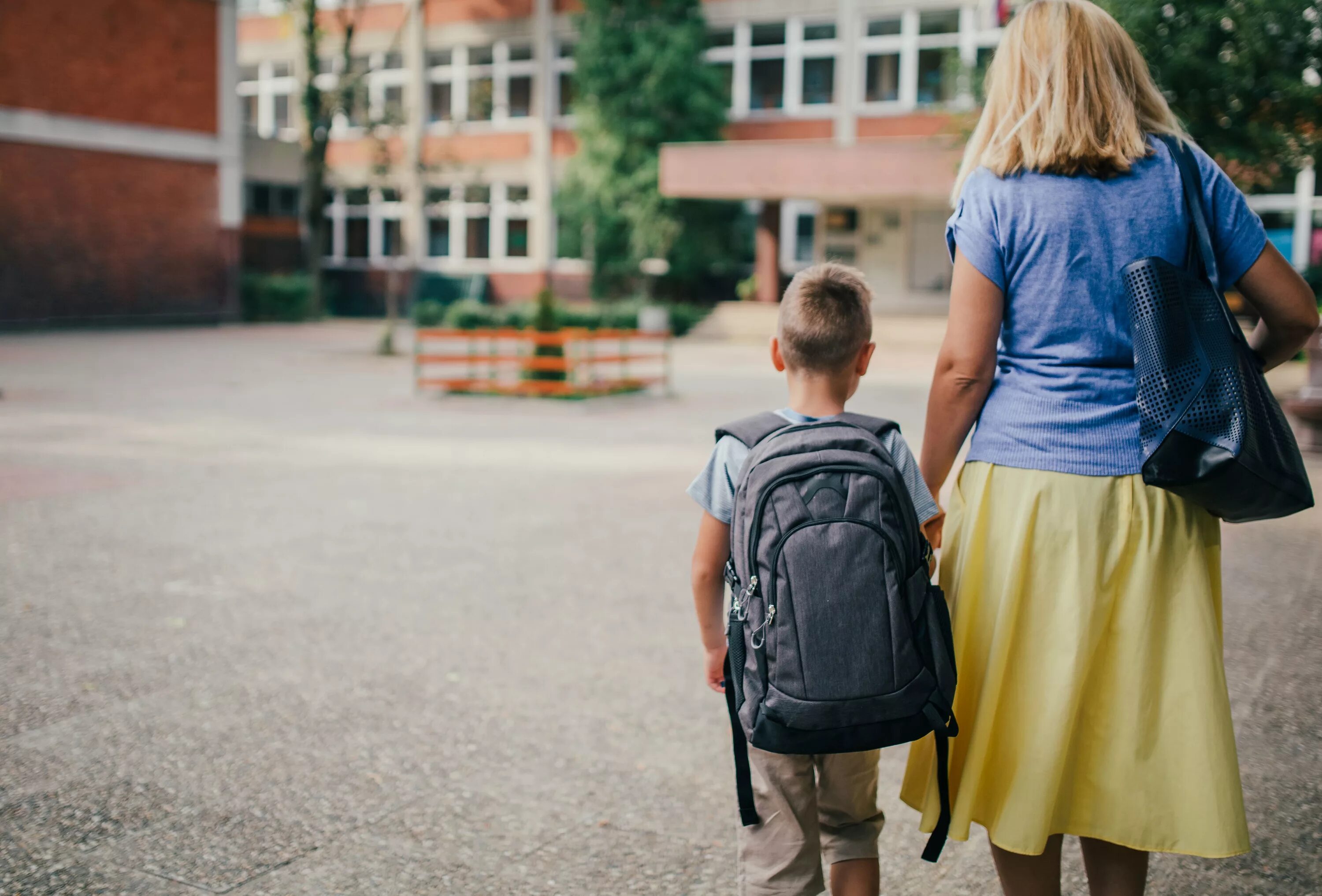 Поддержка родителей. Школьники идут в школу. Учитель и ученик. Родители и домашнее задание. Подготовка к школе картинки.