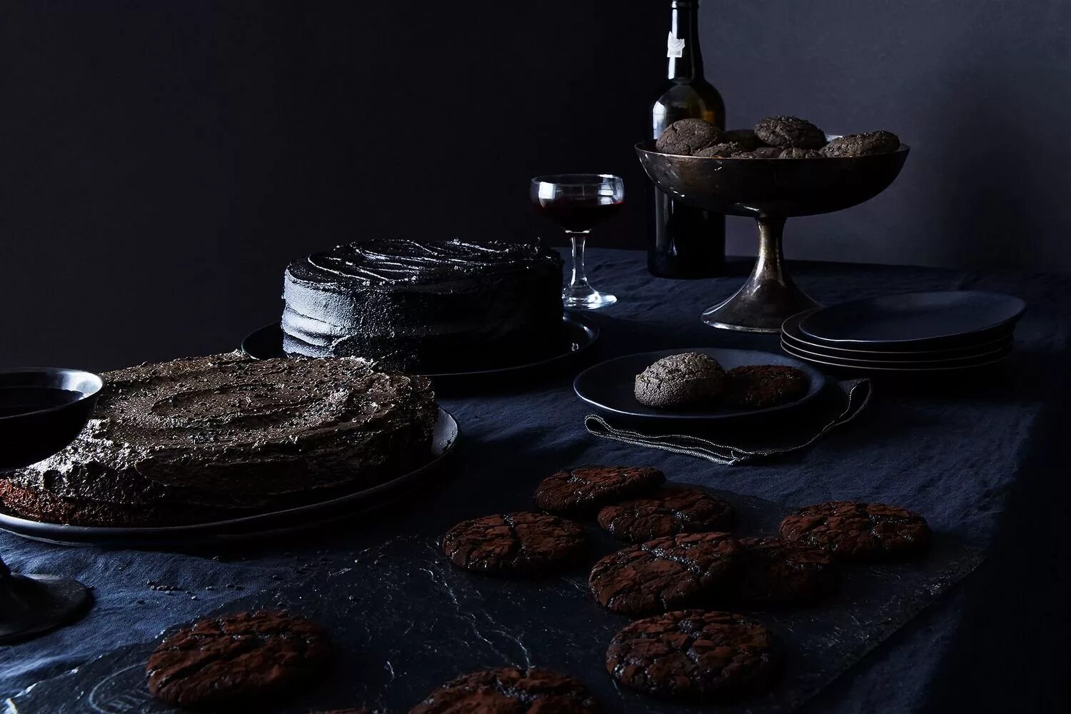 темный еда. десерты на черном фоне. еда на темно сине. ресторанные блюда на черном фоне. ресторанные блюда вид сверху.