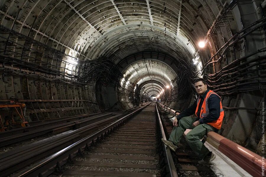 Концевой отвод контактного рельса. Третий рельс в метро. Напряжение контактной сети метро. Напряжение контактной сети метро. Контактный рельс в 825 вольт метро.