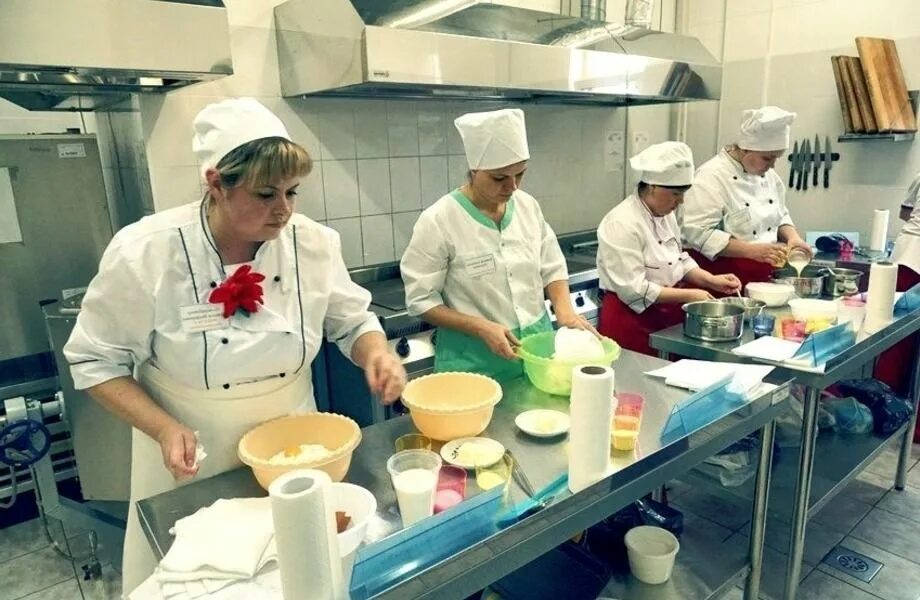 Школа кухонной рабочей. Повар в садике. Повар в школьной столовой. Повариха в школьной столовой. Работники столовой в школе.