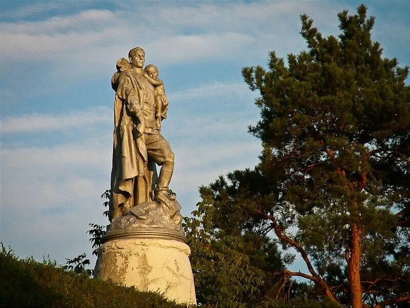 В каком городе воин освободитель установлен. Воин освободитель верея. верея памятник воин-освободитель. памятник войну освободителю верея. верея памятники.