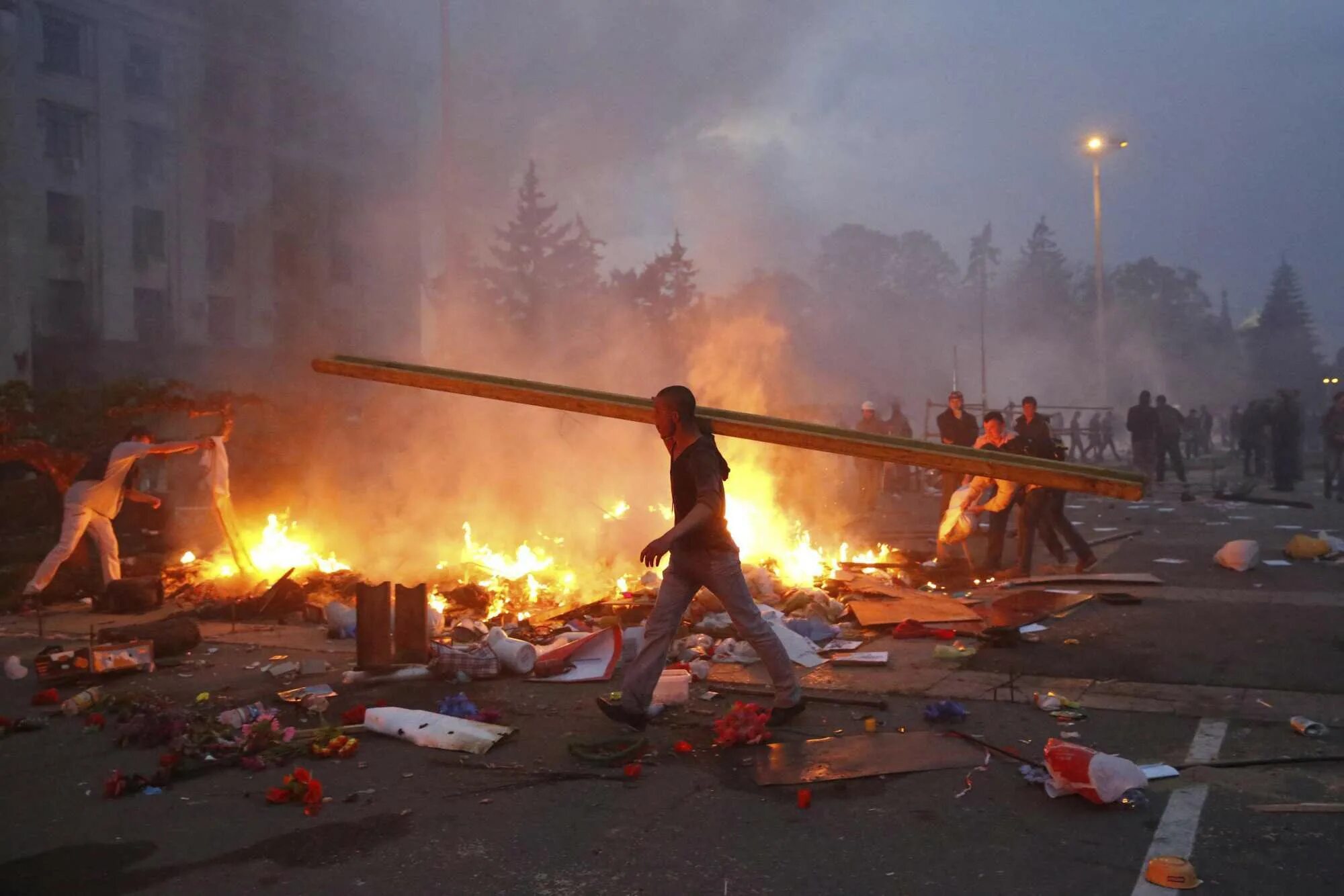 Дом профсоюзов в Одессе 2 мая 2014. Одесса 2 мая дом профсоюзов. Одесса 2014 дом профсоюзов. Одесса 2014 год дом профсоюзов