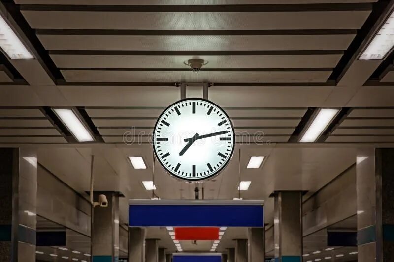 Как установить часы на станции. Часы метро. часы на станции. станция с часами. стационарные часы метро.