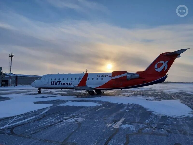 Аэропорт ноябрьск вылет. Аэропорт Ноябрьск. Самолет. ЮВТ Аэро места в самолете. Поселок аэропорт Ноябрьск.