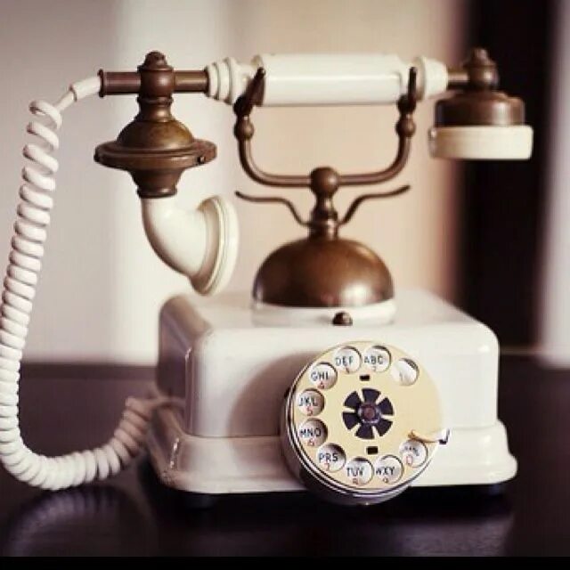 День рождения телефонного аппарата 7. Старый телефон. Винтажный телефон. Эстетика старого телефона. День рождения телефонного аппарата.