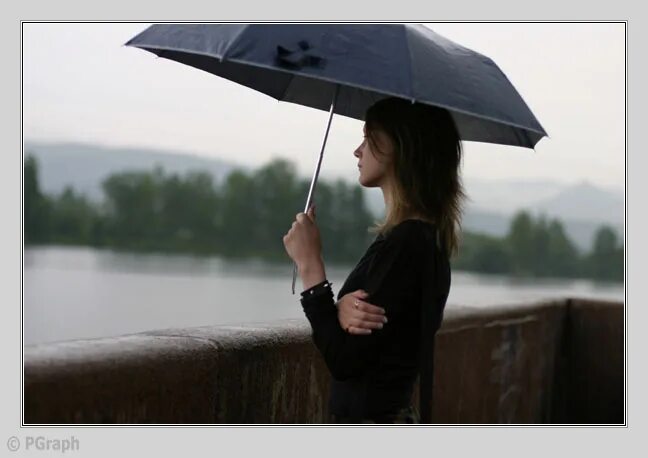 Город долгих дождей. Девушка под дождем. Брюнетка с зонтом. Девушка дождь. Девушка с зонтом под дождем.
