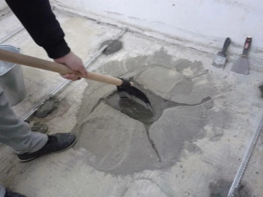 Ремонт бетонного покрытия. Замес бетона для стяжки пола. Раствор для стяжки пола. Цементный раствор для стяжки пола. Раствор бетон стяжка.