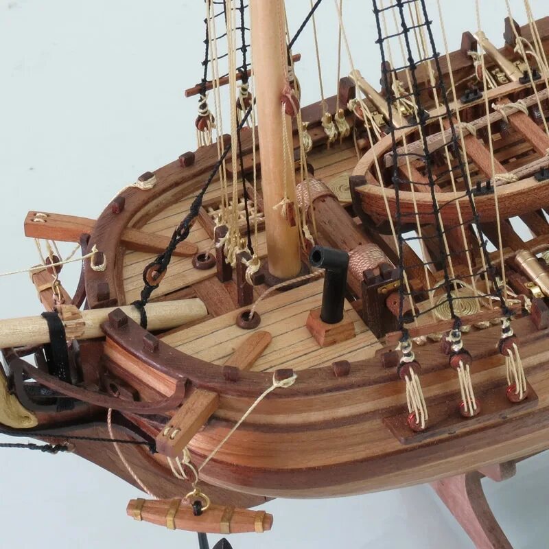 Сборные модели парусников из дерева. Деревянная модель парусника. Макет деревянного корабля. Корабль из дерева. Модели парусников из дерева.