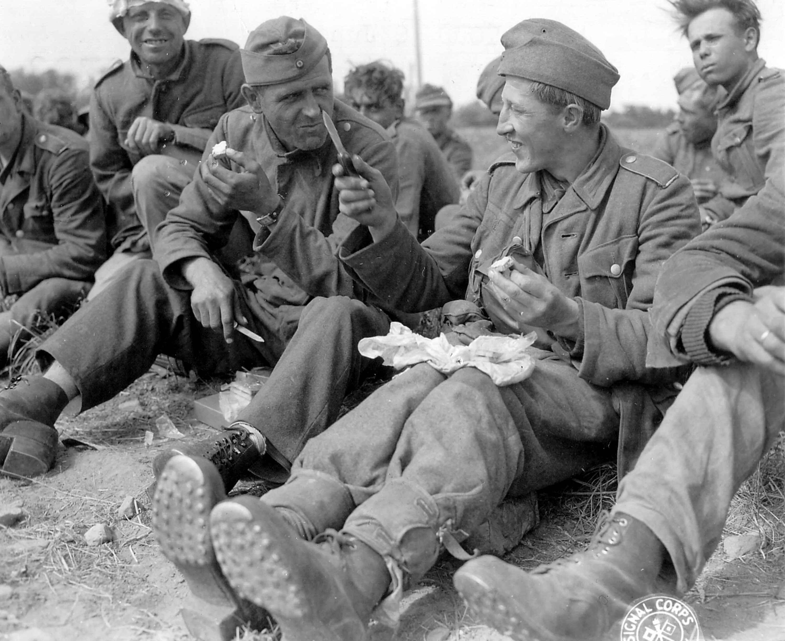 Традиции во время войны. Пленные второй мировой войны 1941-1945. Пленные солдаты вермахта советскими солдатами. Пленные в Нормандии 1944. Пленные немецкие солдаты 1944.