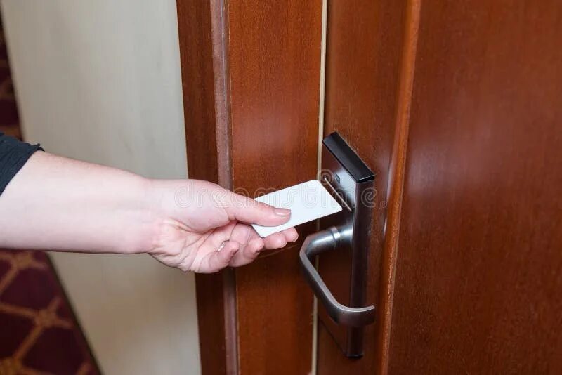 Как открыть дверь в гостинице. Ключ карта для двери. предупреждение на дверь. как закрыть дверь в отеле с карточкой изнутри. keycard для того чтобы открыть дверь.