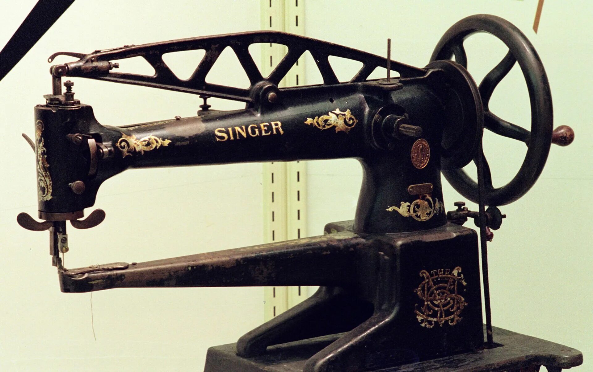 Швейная машинка 18. Швейная машинка Зингер 1851. Первая машинка Зингер. Швейная машина Исаака Зингера.