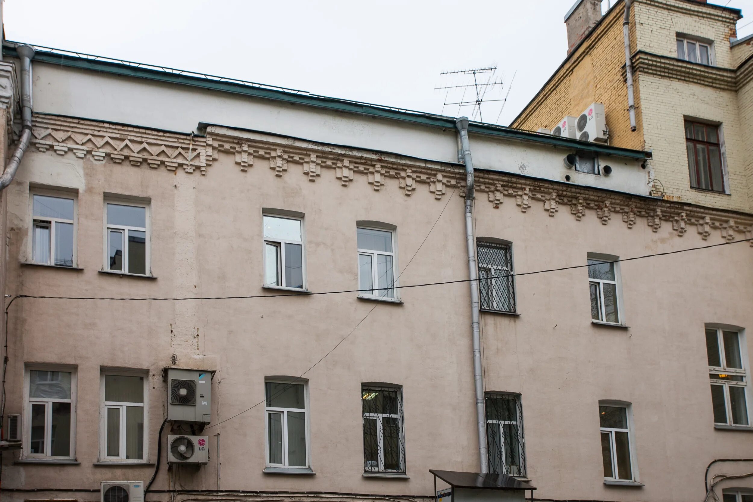 Покровский бульвар, 8 - Национальный исследовательский университет "Высшая школа