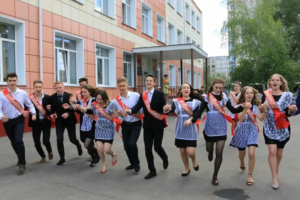 11 школа барнаул. Барнаул школа номер 134. Школа 11 барнаул. Выпускники 11 класса. Школа 51 барнаул барнаул.