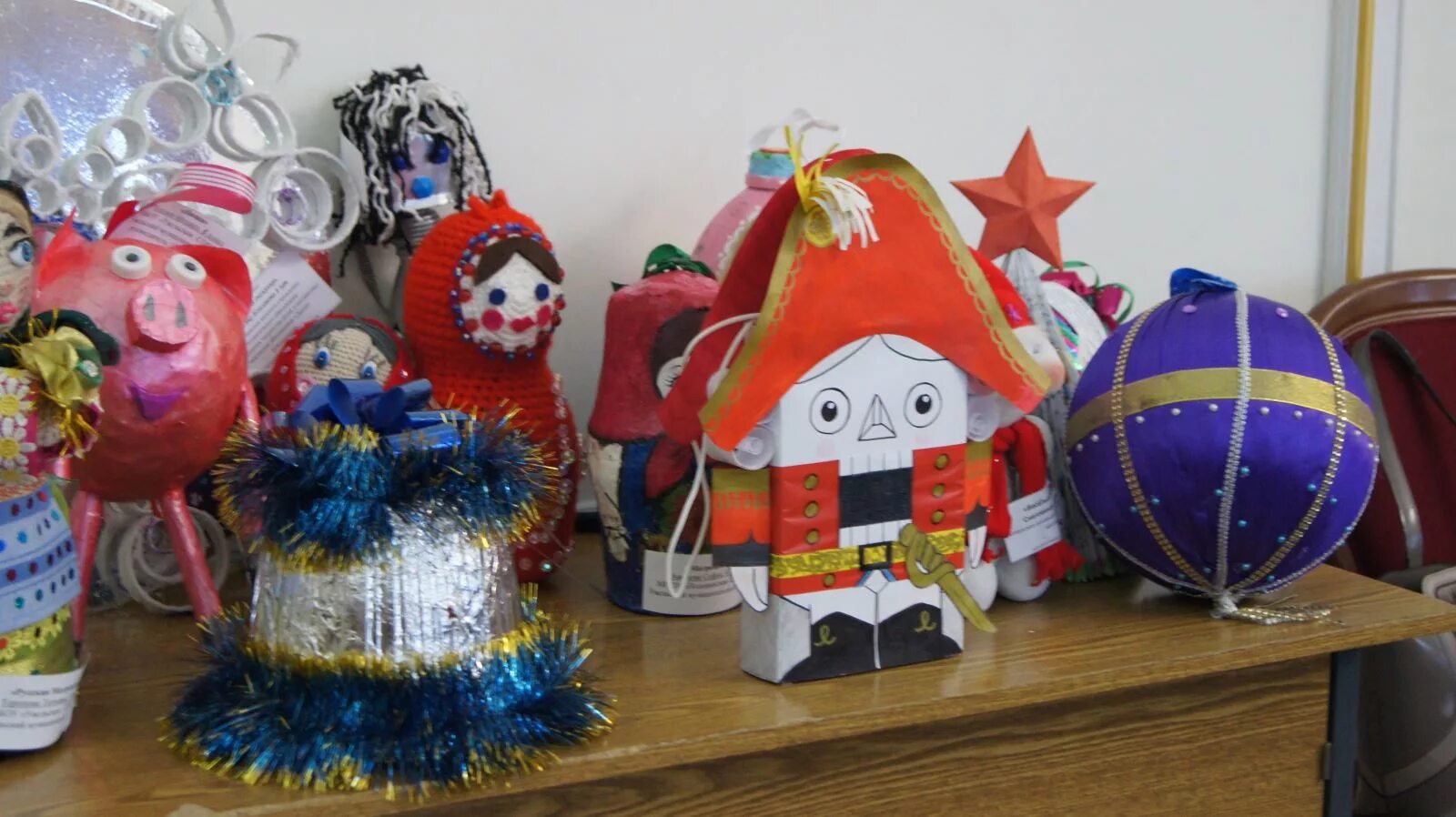 елочная игрушка из вторсырья. новогодняя игрушка из мусора. необычные новогодние игрушки. новогодняя игрушка из мусора. елка из вторичного сырья.